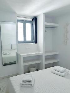 A bed or beds in a room at HH Bay