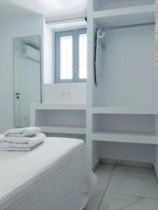 A bed or beds in a room at HH Bay