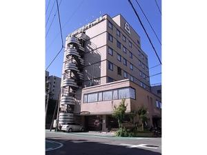 wysoki budynek na rogu ulicy w obiekcie Hotel Fukui Castle - Vacation STAY 58712v w mieście Fukui