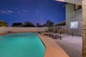 Vegas Hideaway~Pool, Bar, Many beds~NEAR STRIP