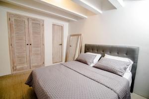 a bedroom with a bed with two pillows at Apartamento en el corazón del Centro Histórico in Cartagena de Indias