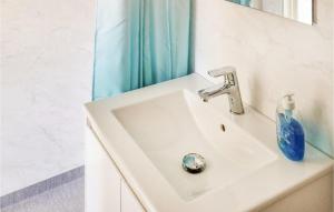 ein Bad mit einem Waschbecken und einem Spiegel in der Unterkunft Lovely Home In Slvesborg With Kitchen in Sölvesborg