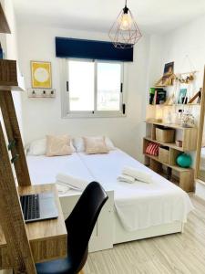 En eller flere senge i et værelse på Magnifique Duplex avec terrasse proche de la plage