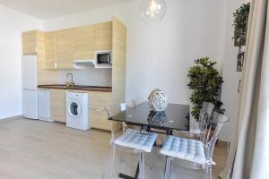 cocina con mesa y sillas en una habitación en Apartamentos Gran Vía, en Aracena