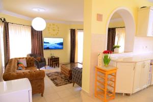 的住宿－R Vision North Cyprus，厨房以及带沙发和桌子的客厅。