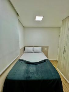 1 dormitorio con 1 cama grande en una habitación en Conforto Expo Center Norte en São Paulo
