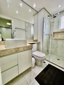 La salle de bains est pourvue d'un lavabo et d'une douche. dans l'établissement Conforto Expo Center Norte, à São Paulo