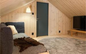 Tempat tidur dalam kamar di Stunning Home In yer With Sauna