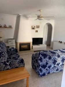 sala de estar con sofá y TV en Relaxing 3 bed 3 bath Villa for 8 Camposol Sect D, en Mazarrón