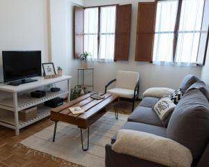 a living room with a couch and a coffee table at Tu Hogar en Trelew I Calidez y practicidad in Trelew