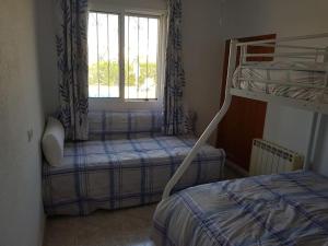 1 dormitorio con 2 literas y ventana en Relaxing 3 bed 3 bath Villa for 8 Camposol Sect D, en Mazarrón