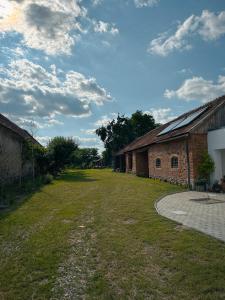 an empty yard next to a brick building at Pensiunea Oacheș in Sălaşu de Sus