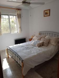 1 cama grande en un dormitorio con ventana en Relaxing 3 bed 3 bath Villa for 8 Camposol Sect D, en Mazarrón