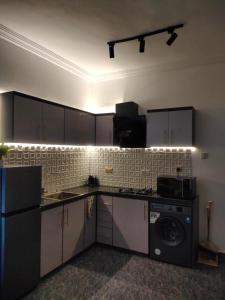 Cucina o angolo cottura di Keev Homes & Apartments Shortlet