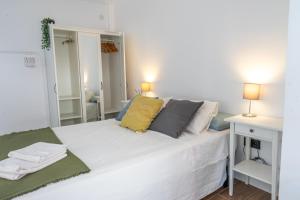 sypialnia z dużym białym łóżkiem z 2 lampami w obiekcie ApartamentosDnord w mieście Reus