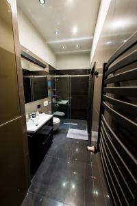 een badkamer met een douche, een toilet en een wastafel bij Łódzki Kwadrat - 2 łazienki, prywatny parking, self check-in in Łódź