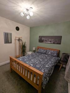 Ліжко або ліжка в номері Large Cosy Room to Stay in South Reading