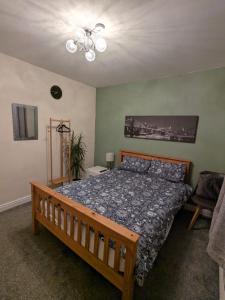1 dormitorio con 1 cama y ventilador de techo en Large Cosy Room to Stay in South Reading en Shinfield