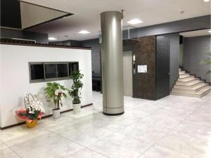 eine Lobby mit Topfpflanzen und einer Säule in der Unterkunft HDK Hotel - Vacation STAY 07718v in Tsu