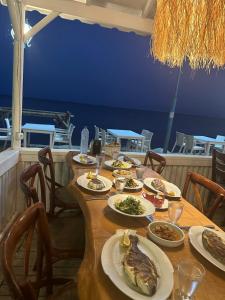 una mesa con platos de comida en la parte superior en Apelles Butik Otel, en Seferihisar