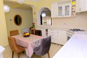 的住宿－R Vision North Cyprus，厨房配有桌子、椅子和柜台