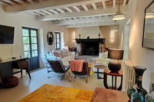 ein Wohnzimmer mit Couch und Kamin in der Unterkunft Private villa with extensive gardens and pool in Lisciano Niccone