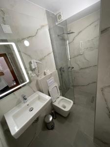 Koupelna v ubytování Hotel Belvedere + 37 fotografií
