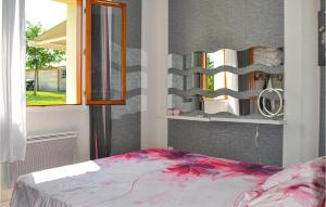 1 dormitorio con cama y espejo en la pared en Nice Home In Blis Et Born With Kitchenette, en Blis-et-Born