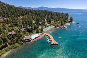 uma vista aérea de uma ilha na água em Million Dollar Views of Lake Tahoe - #13 em Kings Beach