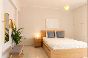 ein Schlafzimmer mit einem Bett und einer Topfpflanze in der Unterkunft Dls*apartment in Athen