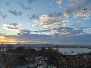 Galata istanbul Hotel في إسطنبول: اطلالة على مدينة فيها طائرة في السماء