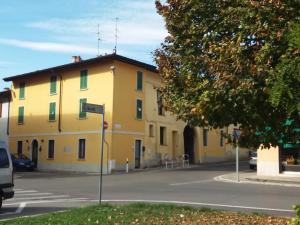 a yellow building on the side of a street at La Dama di Fiori in Verolanuova