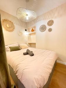 Ein Bett oder Betten in einem Zimmer der Unterkunft Cosy & Chill Appartements - Au cœur du village de Cotignac, en Provence