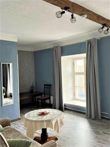 un soggiorno con un tavolo e una finestra di Godart Rooms Guesthouse a Tallinn Altre 55 foto
