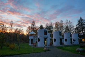 un bâtiment avec un coucher de soleil en arrière-plan dans l'établissement slube 25 Teiche Rottstock, à Rottstock