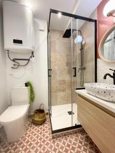 ein Bad mit einer Dusche, einem WC und einem Waschbecken in der Unterkunft Cosy & Chill Appartements - Au cœur du village de Cotignac, en Provence in Cotignac