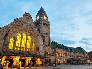 Un gran edificio con una torre de reloj en la parte superior. en F2 65m2 parking privé avec une belle vue, en Metz