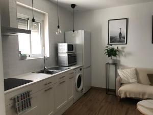 une cuisine avec un évier et un réfrigérateur dans l'établissement Casa Jaro, à Barbate