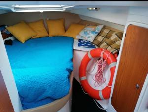 una cama pequeña en la parte trasera de un barco en SAMMY SEA, en Sitges