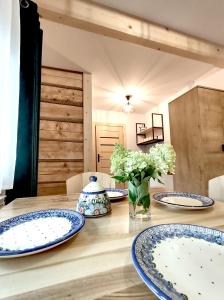 un tavolo in legno con piatti blu e bianchi di Apartamenty Przy Rynku Szaflary a Szaflary