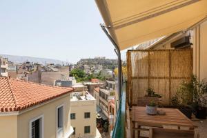 een balkon met een tafel en uitzicht op de stad bij Dls*apartment in Athene