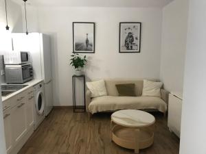 un petit salon avec un canapé et une table dans l'établissement Casa Jaro, à Barbate 14 autres photos