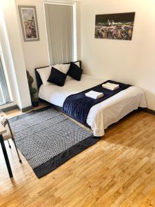 1 dormitorio con 1 cama con alfombra en White chapel Holiday 2 Bedroom Apartment, en Londres