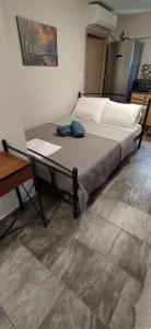 een bed in een kamer met een bureau en een bed sidx sidx sidx bij ΣΤΟΥΝΤΙΟ ΕΥΑΓΓΕΛΙΑ in Nafpaktos