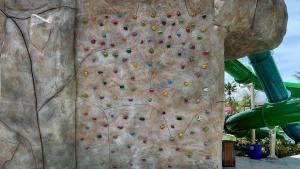 a rock climbing wall at a theme park at SALINAS PREMIUM RESORT in Salinópolis