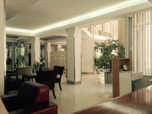 hol budynku z krzesłami i stołami w obiekcie Asrin Business Hotel Kızılay w mieście Ankara