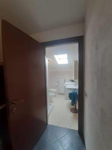 a room with a door leading to a bathroom at Monolocale piano alto luminoso pochi minuti metro rossa Milano in Milan