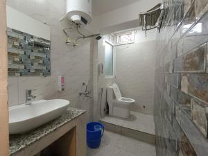 un baño con lavabo e inodoro en Hill Hoppers Hotel, en Rishīkesh 44 fotos más