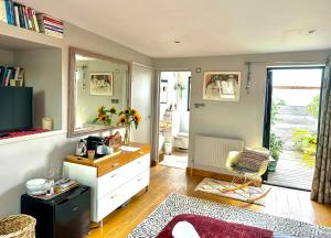 Zimmer mit einer Küche mit einem Schreibtisch und einem Fenster in der Unterkunft Heathers loft space in London