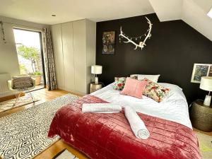 ein Schlafzimmer mit einem Bett mit zwei Handtüchern darauf in der Unterkunft Heathers loft space in London